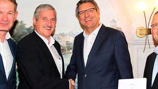 Vertragsunterzeichnung in Potsdam (v.l.n.r.): Christian Kläsener (1&1 Versatel), Michael Gadow (E.discom), Dr. Jürgen Hernichel (1&1 Versatel) und Detlef Katzschmann (E.discom). (E.discom)