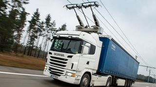Im Straßengüterverkehr soll massiv CO2 eingespart werden. O-Lkw könnten einen großen Beitrag leisten – zu überschaubaren Kosten. (Scania)