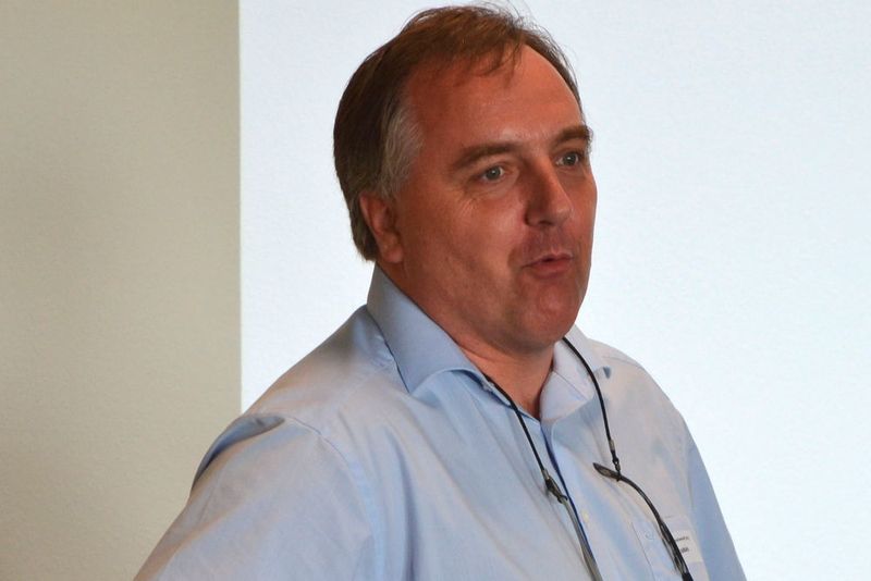 Konstruktionsspezialist Sven Robin, Dautel, erklärt: „An einer neuen Ladebordwand zuerst die Lastprüfung durchführen und dann erst die Hubzylinder einstellen.“ (Lauer)