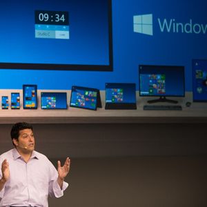 Terry Myerson, Executive Vice President der Operating Systems Group, mit dem Versuch, die Geräte-Bandbreite für Windows 10 zu visualisieren.