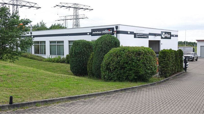 Etwas versteckt hinter einem anderen Autohaus und von der Straße aus gar nicht zu sehen, hat das Autohaus Liliensiek seine neue Service Factory platziert.(Bild:  Rosenow – VCG)