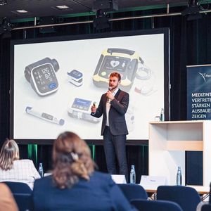 Auf zwei Bühnen mit jeweils drei Sessions reflektierten Experten Fachthemen, die Unternehmen in ihrer täglichen Praxis bewegen – von AI-Act bis internationale Zulassungen.(Bild:  MedicalMountains GmbH/Eric Wetzel)