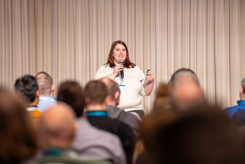 Miriam Maugg, (NEXPERTO GmbH) bei ihrem Vortrag „Technikerdisposition in der Praxis: Unser Erfolgsmodell für Struktur, Führung und Teamarbeit im IT-Systemhaus”   (Bild: Valentin DIehl)