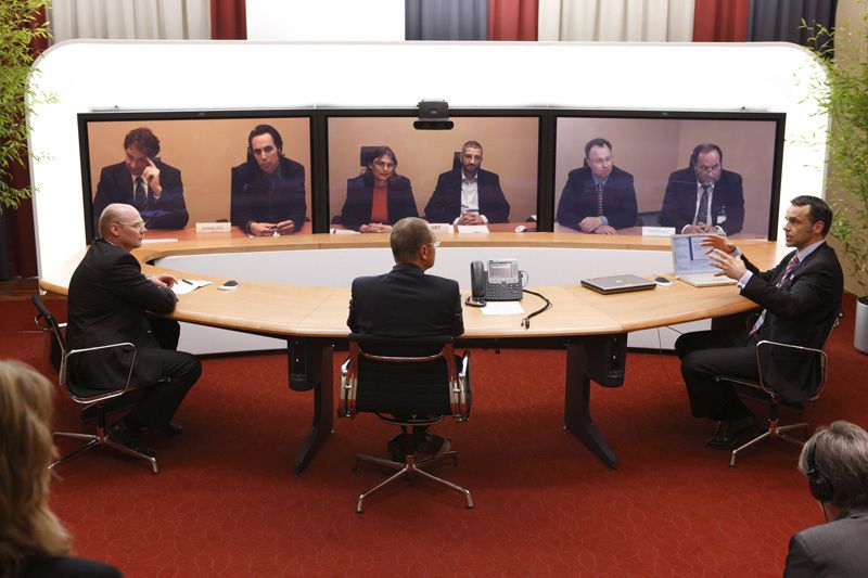 Im virtuellen Meeting wurde via Telepresence ganz real über Umweltschutzaspekte moderner IT diskutiert. (Archiv: Vogel Business Media)