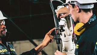 Nirgends kommen sich Mensch und Automatisierung so nahe wie in der Montage. (Bild: © Blue Planet Studio - stock.adobe.com)