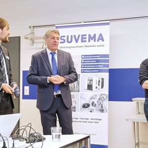 Die Suvema Handelspartner haben in Fachvorträgen Lösungen für eine effiziente und wirtschaftliche Fertigung vorgestellt. In der Mitte Suvema Geschäftsführer Roland Gutknecht bei der Begrüssung der Zuhörer.