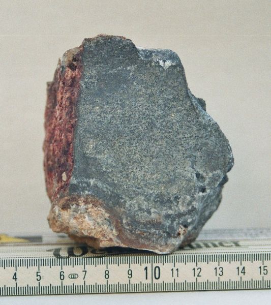 Kobalt Risikoklasse: hoch Einsatzfelder: Einsatz zur Herstellung von Hochtemperaturlegierungen, Batterien, Radiologie Preisentwicklung: Anfang 2006 lager der Preis pro Tonne bei rund 30.000 US-Dollar, 2009-2010 bis zu 50.000 US-Dollar pro Tonne und Mitte 2012 schwankte der Preis um 30.000 US-Dollar pro Tonne. Substitutionsmöglichkeiten: Ohne Leistungseinbußen derzeit nicht substituierbar. Zukunftsrelevanz: hoch - insbesondere bei LI-Akkus Politisches Risiko: hoch - Der Kongo hat einen Anteil an der Weltproduktion von fast zwei Drittel und verfügt über die größten Reserven. Das Land ist politisch instabil. (Bild: Privoksalnja)