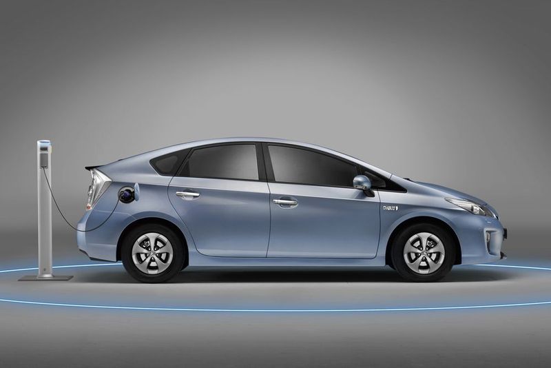 Der Toyota Prius Plug-in kostet 36.600 Euro. Arbeiten Verbrenner und E-Motor zusammen, ergibt sich eine Systemleistung von 100 kW/136 PS. Aufgeladen fährt der Kompakte rund 25 Kilometer rein elektrisch und erreicht eine Höchstgeschwindigkeit von 100 km/h. (Toyota)