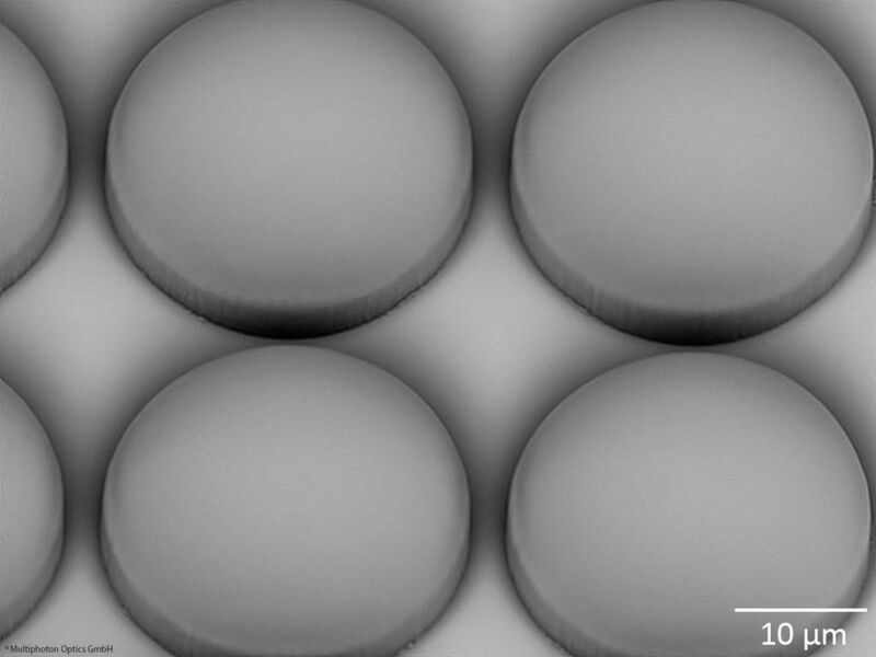 Array mit sphärischen Mikrolinsen auf zylindrischer Basis  (Multiphoton Optics)