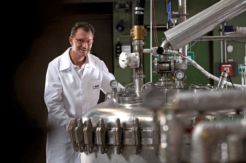 Bei der BASF kontrolliert der Biotechniker Franz Gwiazdowski  eine laufende Fermentation im 5000-Liter-Fermenter im Biotechnikum. Weiße Biotechnologie wird künftig eine wichtige Rolle spielen, um dem Ziel einer grünen Chemie näherzukommen.  (Bild: BASF)