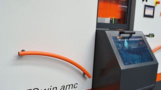 Um additiv gefertigte Titanbauteile von ihrer Grundplatte zu trennen, setzt Airbus Helicopters auf die vollautomatische Bandsäge Kastowin amc, die damit ein weiteres, interessantes Einsatzfeld gefunden hat. Kasto stellt übrigens im Rahmen der EMO Hannover 2019 in Halle 15 am Stand E54 aus. (Kasto)