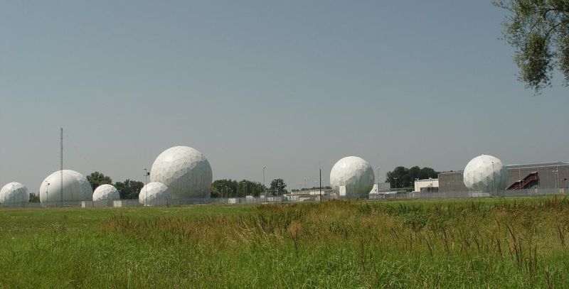 Wer lauscht denn da? Deutsche Unternehmen sind in Sachen Industriespionage sehr sensibel geworden. (Bild: Wikimedia/Christian M.)