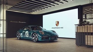 Der Hersteller Porsche hat im Stil seiner „Exclusive Manufaktur“ jetzt den ersten Showroom eröffnet, der seinen Fokus auf die Individualisierung von Fahrzeugen gelegt hat. (Bild: Porsche AG)