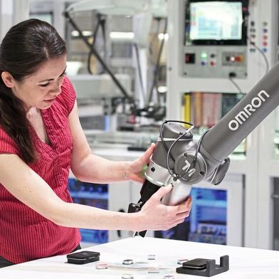 Verzahnte Sicherheit: Ab Januar 2027 müssen funktionale Sicherheit und IT-Security als Einheit betrachtet werden. Manipulationen an der digitalen Steuerung dürfen die physische Sicherheit der Maschine nicht gefährden. (Bild: Omron)