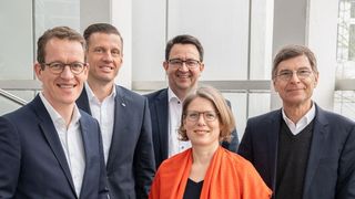 Erweitern ihre Forschungspartnerschaft (v.l.): Burkhard Eling (CEO Dachser), Alexander Tonn (COO Road Logistics Dachser), Stefan Hohm (CDO Dachser), Prof. Alice Kirchheim (Institutsleiterin Fraunhofer-IML) und Prof. Stefan Wrobel (Institutsleiter Fraunhofer-IAIS). (Bild: Fraunhofer-IML/Frederic Eynck)