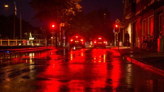 In der dunklen Jahreszeit sind die Sichtbedingungen meist schlechter, und das Risiko, nicht gesehen zu werden, ist höher. Deshalb sollten Autofahrer den kostenlosen Lichttest des Kfz-Gewerbes nutzen. (Bild: gemeinfrei)