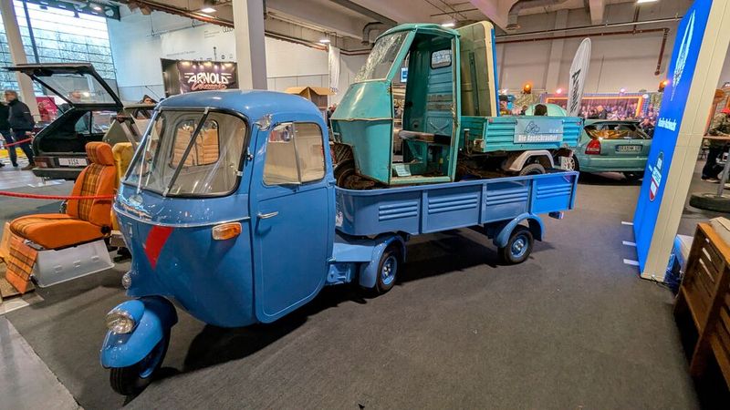 Apes hat man schon viele gesehen, aber als Zugmaschine mit Sattelauflieger? (Bild: Dominsky – VCG)