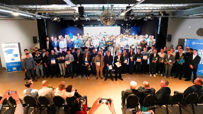 Bei der Gesellenfreisprechung der Kfz-Innung Ostthüringen in Gera waren 64 Kfz-Mechatroniker mit der Fachrichtung Personenkraftwagentechnik, 23 Kfz-Mechatroniker mit der Fachrichtung Nutzkraftwagentechnik, 10 Kfz-Mechatroniker mit der Fachrichtung System- und Hochvolttechnik und 12 Kfz-Mechatroniker mit der Fachrichtung Karosserietechnik dabei. Sie erhielten ihre Gesellenbriefe und ihre Abschlusszeugnisse. (Bild: Kfz-Innung Ostthüringen)