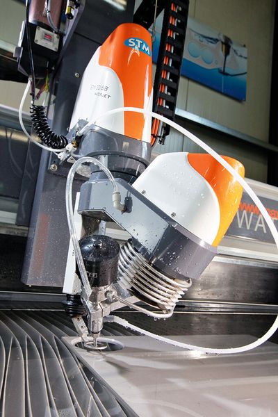 Der 3D-Kopf von STM dreht schnell durch den Tool Center Point. Dadurch sind keine Ausgleichsbewegungen bei Winkelveränderungen mehr nötig und Schnitte werden deutlich beschleunigt. (Bild: STM)