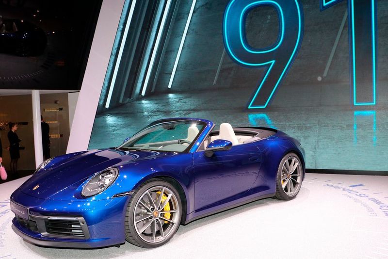 Erfolgsmodell in Blau: die Sportwagenschmiede aus Stuttgart stellt ihr Modell 911, hier das Cabrio, jetzt als Voll-Aluminium-Konstruktion auf die Räder. (Klasing)