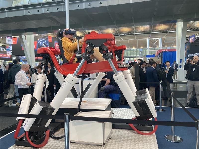 Am Bosch-Rexroth-Stand im Defense-Bereich stehen Besucher Schlange für eine Simulatorfahrt. Mit diesem Gerät könnten zum Beispiel Panzerfahrten geübt werden. (Bild: Dagmar Merger/VCG)