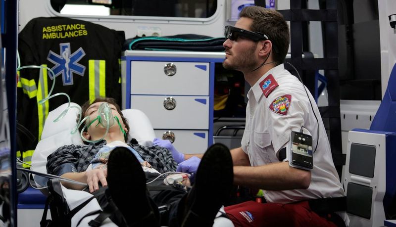 Rettungssanitäter sind zwar gut ausgebildet, aber manchmal brauchen sie im Einsatz den Rat eines Facharztes. Die Datenbrille des Sanitäters verschafft jenem ein Bild von der Lage vor Ort, sodass er dem Rettungspersonal qualifizierte Anweisungen geben kann.  (AMA)