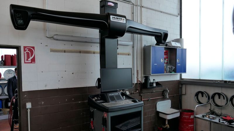 Der Achsmessstand kann mit seiner zugehörigen Bühne auch für die FAS-Kalibrierung genutzt werden. (Bild: Wenz - VCG)