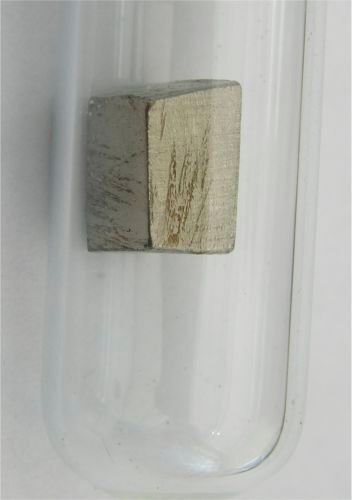 Praseodym wird in Legierungen mit Magnesium zur Herstellung von hochfestem Metall für Flugzeugmotoren verwendet. Als Legierungen mit Cobalt und Eisen entstehen starke Dauermagnete. Zudem werden Praseodymverbindungen zum Färben von Glas und Emaille verwendet (zum Beispiel in grün gefärbten Scheinwerfergläsern in der Beleuchtungstechnik) genutzt. (Bild: Prseodym_1 / Tomihanhdorf / CC BY-SA 3.0)