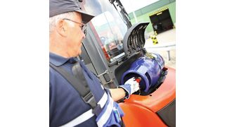 Dank des Click-On-Systems Conneo können Staplerfahrer die Gasflasche jetzt noch schneller wechseln. (Bild: Westfalen)