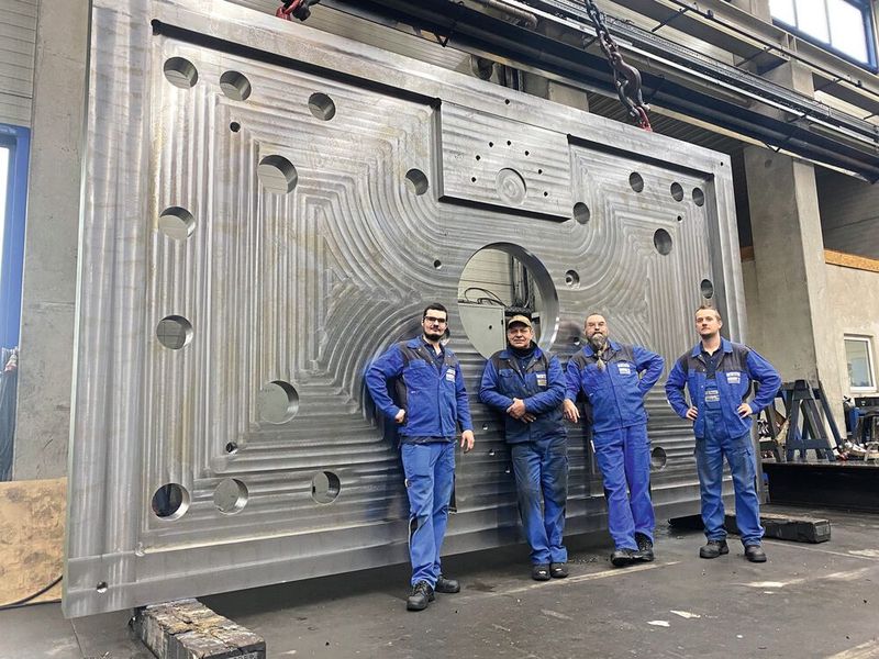 Die Fertiger von Windschiegl vor dem XXL-Bauteil (v. l.): Sven Elsner, Willibald Kreitl, Michael Walbrunn und Balint Varga.  (Bild: Windschiegl)