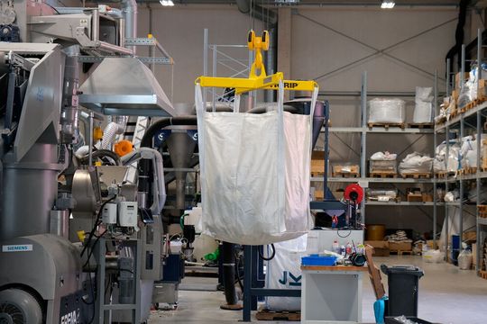Recycelte PET-Reste werden für die Produktion neuer Bigbags eingesetzt, anstatt sie thermisch zu verwerten.(Bild:  JKU_Moritz Mager)