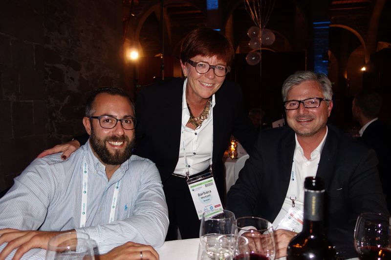 (l.) Christian Capeletti und Barbara Weitzel, Rednet und Tim Jaekel, Toshiba genossen den Abend. (Bild: IT-BUSINESS)