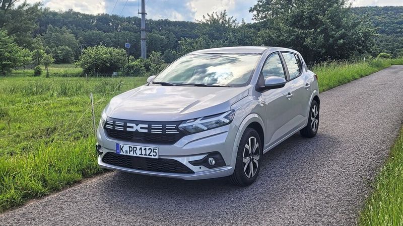 Platz eins bei den Autos mit Gas-Antrieb im Dezember 2025: Dacia Sandero mit 495 Neuzulassungen. (Bild: Wehner – VCG)