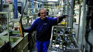 Bild 1: Galvanisieren von Einzelteilen an Gestellen. Die Teile sollten Bohrungen zur Aufhängung haben. (Archiv: Vogel Business Media)