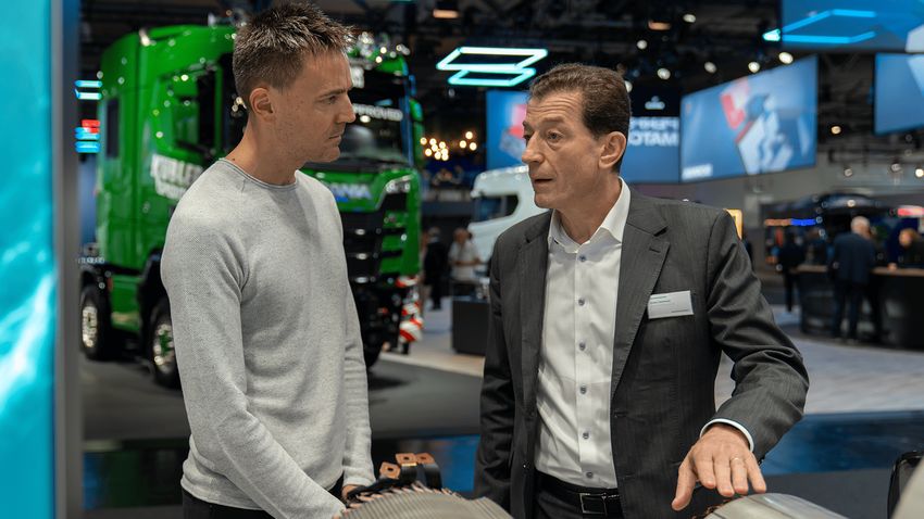 Stefan Demmerke (r.), Technikchef des Zulieferers Borg Warner, im Gespräch bei der IAA Transportation mit Thomas Günnel, Redakteur der Fachmedienmarke Automobil Industrie. (Bild: Borg Warner)