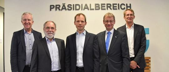 (Eröffneten das neue Institut für Quantencomputing am Studiendekanat Elektrotechnik, Informatik und Mathematik der TU Hamburg: Rupert Lehner, Fujitsu, Dr. Joseph Reger, Fujitsu, Prof. Martin Kliesch, TU Hamburg, Prof. Andreas Timm-Giel, TU Hamburg und Torsten Koß, Dataport (v.l.n.r.). Bild: Dataport)