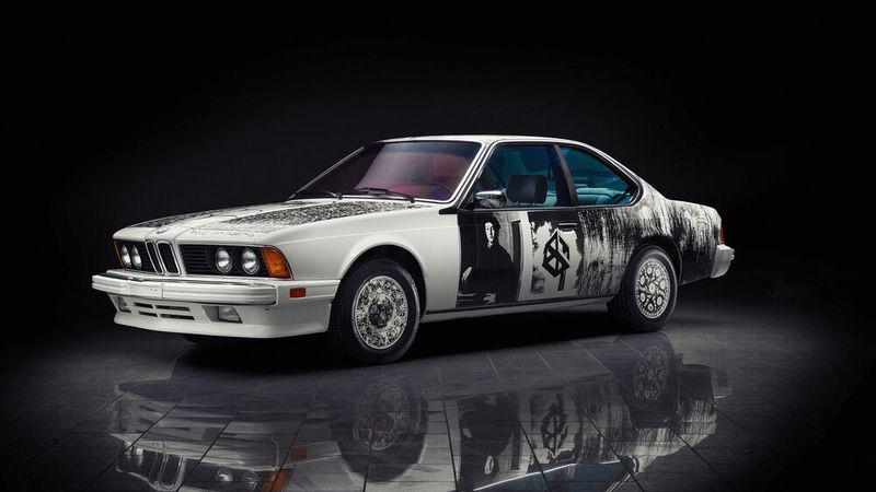 Die rechte Seite ziert das Bild eines Gemäldes von Ingres. Die linke Seite der Karosserie ist mit einem Werk Bronzinos verziert, umgeben von Rauschenbergs eigenen Darstellungen von Sumpfgras in den Everglades – die Radkappen sind mit Abbildungen antiker Zierteller bemalt. Rauschenberg muss mit dem Ergebnis zufrieden gewesen sein, denn er verwendete die Motive dieses Art Cars einige Jahre später für ein weiteres Kunstwerk. (Bild: BMW AG)