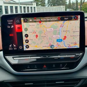 Die Angst vor dem Liegenbleiben ist völlig unbegründet und wird einem vom Navi genommen. Nötige Ladestopps berechnet das System automatisch mit ein und fügt sie der Route hinzu.(Bild:  Mauritz – »kfz-betrieb«)