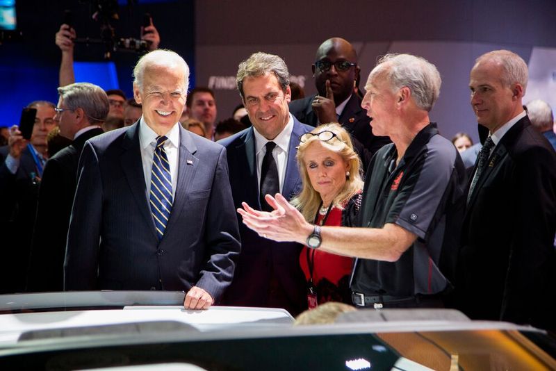 Joe und Jill Biden lassen sich auf der Automesse in Detroit im Jahr 2017 von GM-Vizechef Mark Reuss (2.v.l.) und Chefingenieur Tadge Juechter die Corvette erklären. (Bild: General Motors)