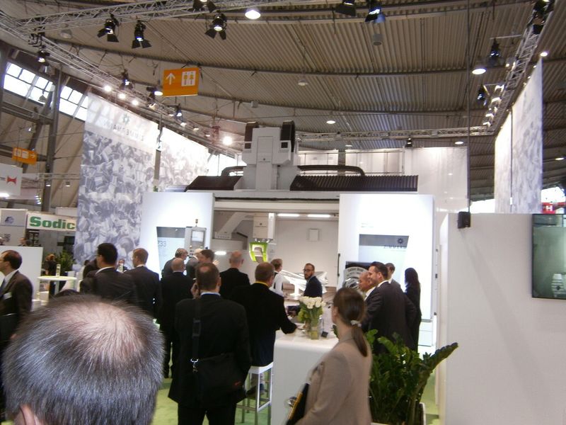 Und ab hier erleben Sie immer wieder, was es sonst noch so auf der Premiere der Moulding Expo zu erleben gab. Mit dabei sind ein Trabi, ein BMW i8, diverser Boliden der Formula Student, ein Rennsimulator, Bauteile, Werkzeugmaschinen und vieles Mehr...die Moulding Expo hat gemäß den Aussagen der Initiatoren ihr Versprechen erfüllt, der Branche eine neue, optimierte Präsentationsplattform zu bieten. (Bild: Königsreuther)