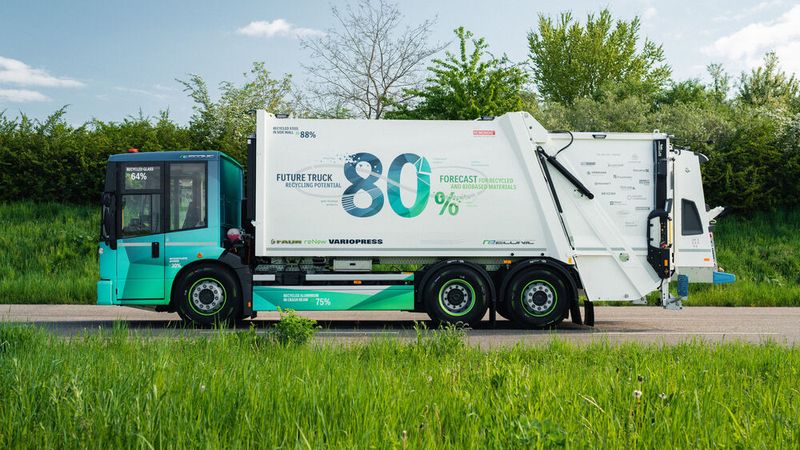 Mit dem Konzeptfahrzeug reECONIC demonstriert Mercedes-Benz Trucks gemeinsam mit 32 Partnern gemeinsam die Realisierbarkeit eines teilweise aus Recyclingmaterialien produzierten, batterieelektrischen Abfallsammelfahrzeugs.(Bild:  Daimler Truck)