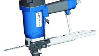 Hochgeschwindigkeits-Bolzensetzen mit dem neu entwickelten pneumatischen Handgerät Rivtac Portable  (Bild: Böllhoff)