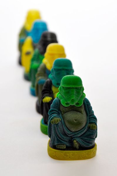 Petites figurines de plusieurs couleurs réalisées chez Zedax. (Zedax SA)