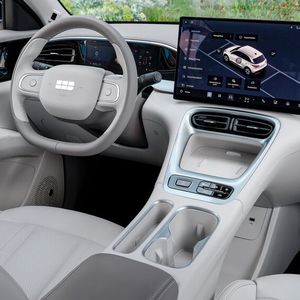 Der Innenraum ist erwartbar ausgestaltet und wird von einem 14,6 Zoll messenden Bildschirm dominiert.(Bild:  Geely)