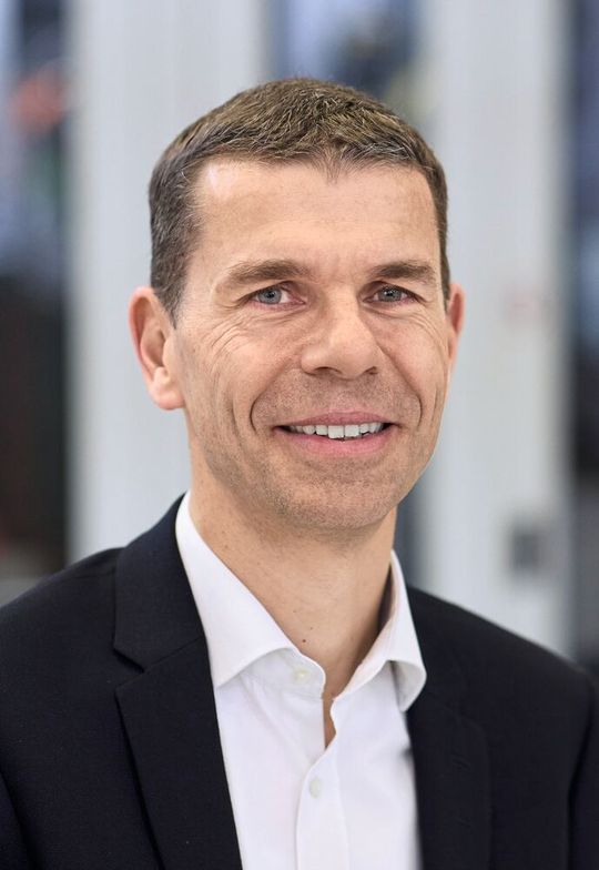 Während der Medienkonferenz am 16. März nannte CEO Martin Buyle die Wachstumstreiber im Bereich Aerospace: den Anstieg der Ausgaben für die Luftverteidigung, den Wunsch nach Mobilität und die gesteigerte Kraftstoffeffizienz. Zu den Kunden zählen zivile und militärische OEMs, Hersteller von Strahltriebwerken sowie Tier-1-Zulieferer. Die Produkte von Starrag Tornos werden unter anderem für die Herstellung von Flugzeugstrukturen und Tragflächen sowie im Bereich der Avionik eingesetzt.(Bild:  StarragTornos Group AG)