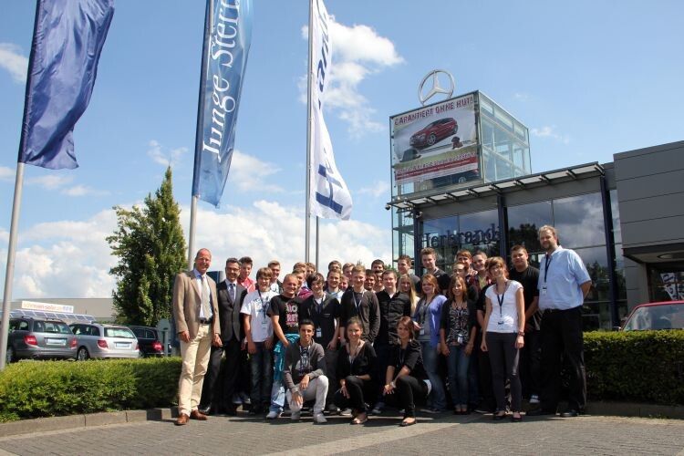 Jedes Jahr startet eine Vielzahl neuer Auszubildender bei Herbrand – über 100 sind ständig in dem Unternehmen beschäftigt. (Foto: Herbrand)