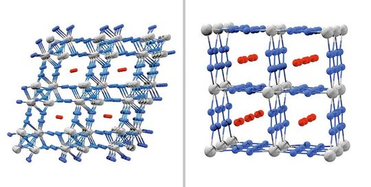 Metallische anorganische Gerüststrukturen: Hf₄N₂₀ (l.) und WN₈; Blau sind Stickstoff-Atome, grau Metall-Atome und rot die Stickstoff-Moleküle in den Zwischenräumen.(Bild:  Maxim Bykov)