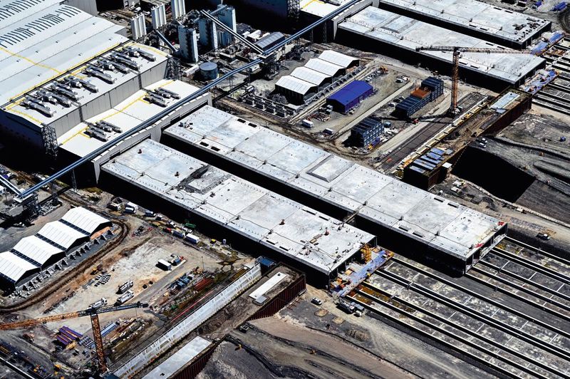 Auf insgesamt fünf Linien werden im dänischen Rødbyhavn auf Lolland 79 gigantische Standard Tunnelelemente betoniert, die bei rund 220 m Länge und 43 Breite jeweils über 73 000 t wiegen. (Bild: Femern)