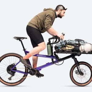Auf dem Cargo Board lassen sich auch größere Gepäckstücke transportieren.(Bild:  Hase Bikes)