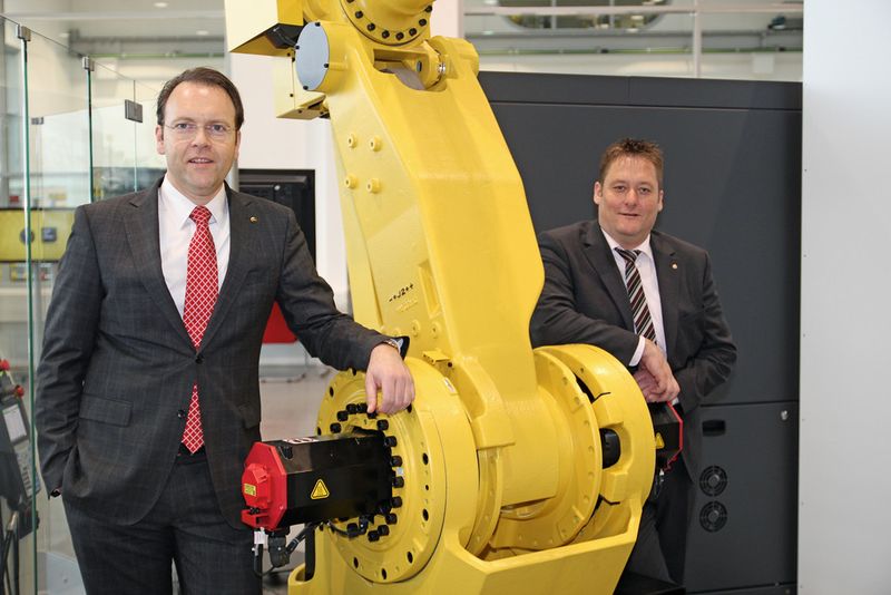 Erwarten vom Zusamenschluss der Fanuc-Divisionen ein deutliches Wachstum: Olaf C. Gehrels, President der Fanuc Europe Corporation S. A. (l.) und Olaf Kramm, Geschäftsführer der Fanuc Deutschland GmbH. (Bild: Kroh)